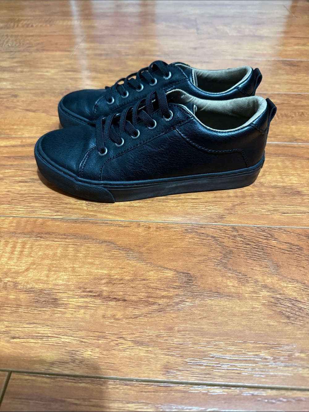 Boys dress sneaker